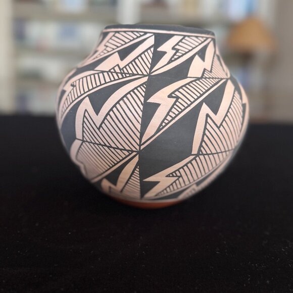 Acoma Pueblo Pottery Jar 6” x 6” — Signed J. Garcia — Lightning & Rain Pattern - Picture 4 of 7